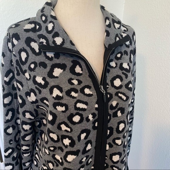 Rachel Zoe Black Silver Gray Animal Print Zip Front 2 Pocket Sweater Jacket M - Picture 4 of 14